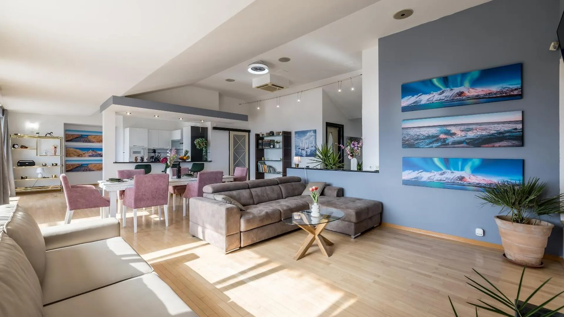 Urban Utopia Penthouse With Private Parking Split